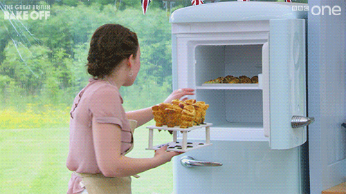 Mulher guardando comida na geladeira